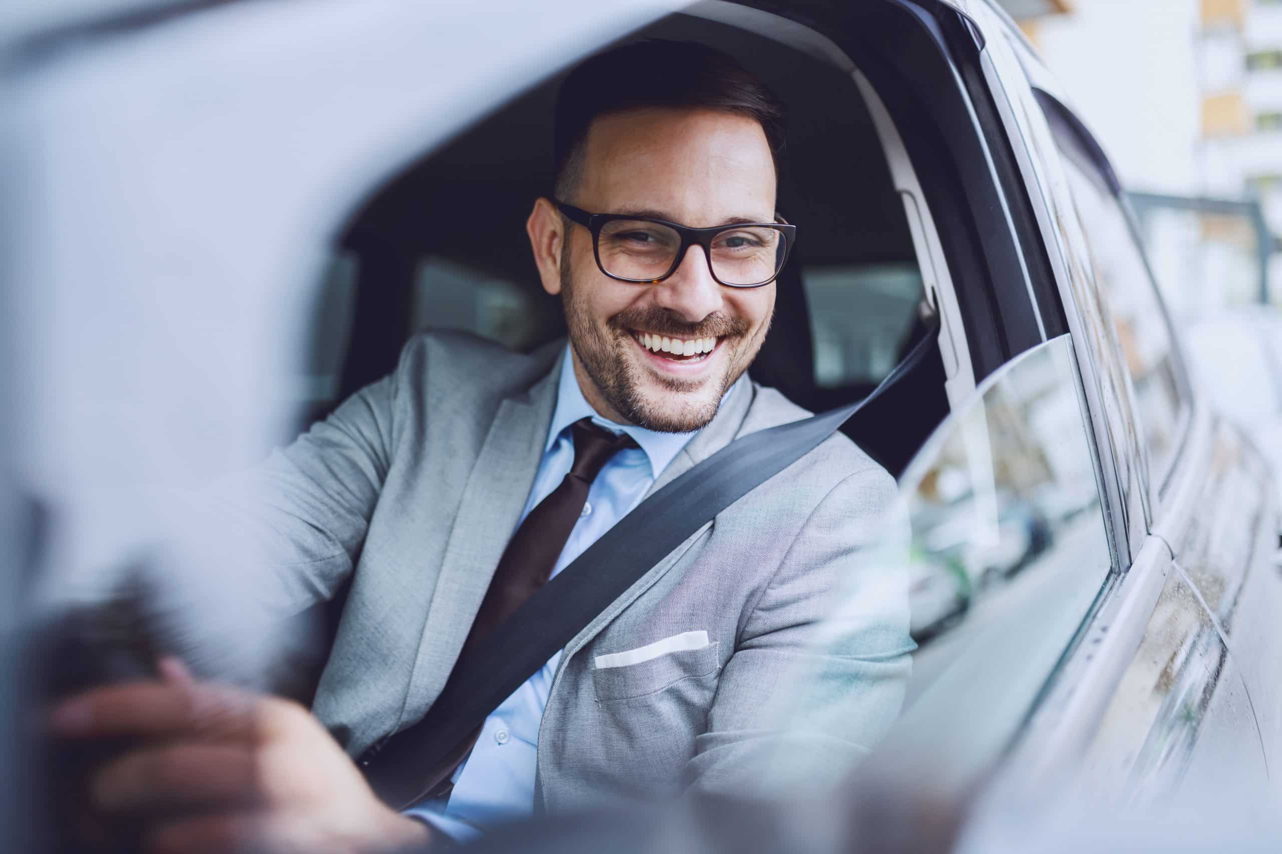 Un professionnel au volant de son véhicule personnel